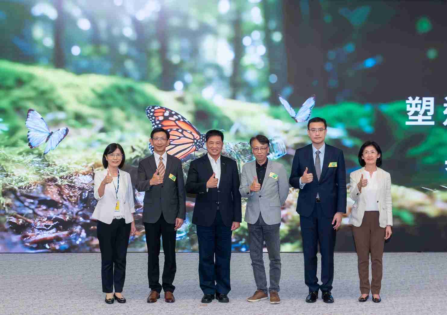 友達2023 CSR共榮大會，，邀請領域專家分享交流生物多樣性管理趨勢、、無塑產品、、、、海廢永續塑料等議題  （圖左到右：友達光電永續長古秀華、、3M台灣技術長陳君杰、、、、友達光電董事長暨集團策略長彭双浪、、、、光寶科技企業永續發展處處長陳慶暉、、、、安永聯合會計師事務所執業會計師曾于哲、、、友達光電供應鏈總部副總經理吳宜芳）