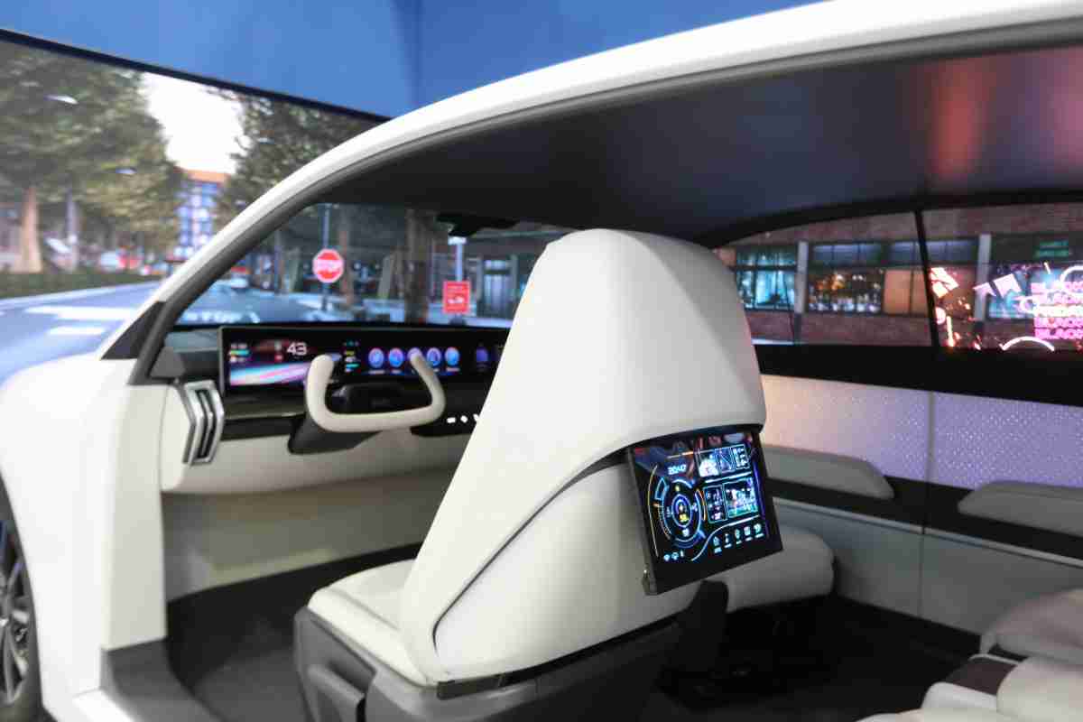 赏金国际的「可卷式后座娱乐显示器」加强后座乘客的感官体验，，，，并保有个性化设计，，，可依使用偏好进行动态调整。。。