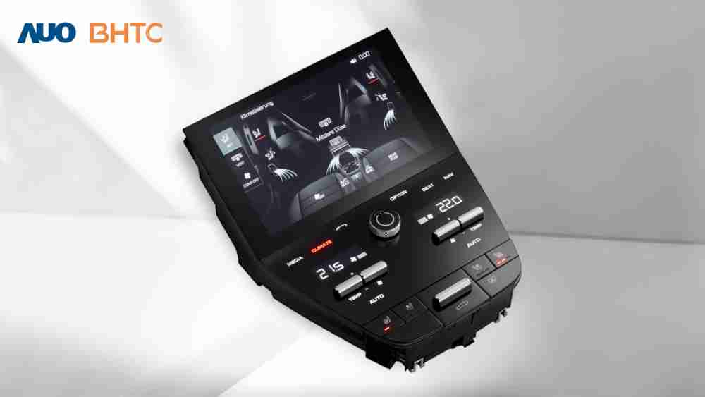 作為友達新生力軍，，，，BHTC所展示的中央與後座鞍部的Display HMI產品，，可處理多區恆溫控制、、、、顯示畫面，，呈現仿真3D車室分區；以力傳感技術精準傳遞觸感，，，並結合音量及震動反饋，，，，防止意外啟動，，提供使用者自然流暢、、、、直觀且輕鬆駕馭的舒適介面