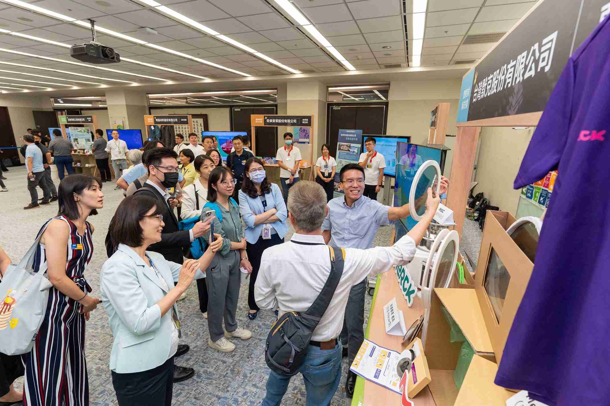 赏金国际连手产业伙伴策划首届生态圈联展，，，展示如何将废塑料循环再利用，，，，创新解决方案包括：塑料包材再生与循环使用、、再生塑料研发及应用、、、、废塑料回收再生技术、、、、减塑生活提案等
