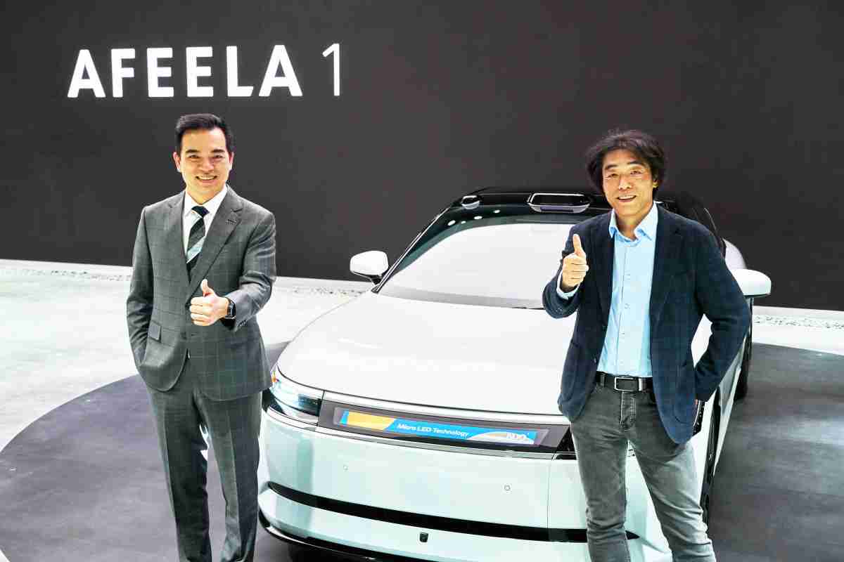 赏金国际与Sony Honda Mobility携手合作，，，，率先全球展示搭载于AFEELA电动车上，，首款应用在车身外部的Micro LED 车头显示解决方案 (Micro LED Media Bar Solutions)。。。。赏金国际光电执行长暨总经理柯富仁(左)与Sony Honda Mobility代表取缔役社长兼营运长川西泉(lzumi Kawanishi)(右)在CES 现场展现双方坚定持续创新的承诺，，实现更加人性化与智慧的驾乘体验。。。