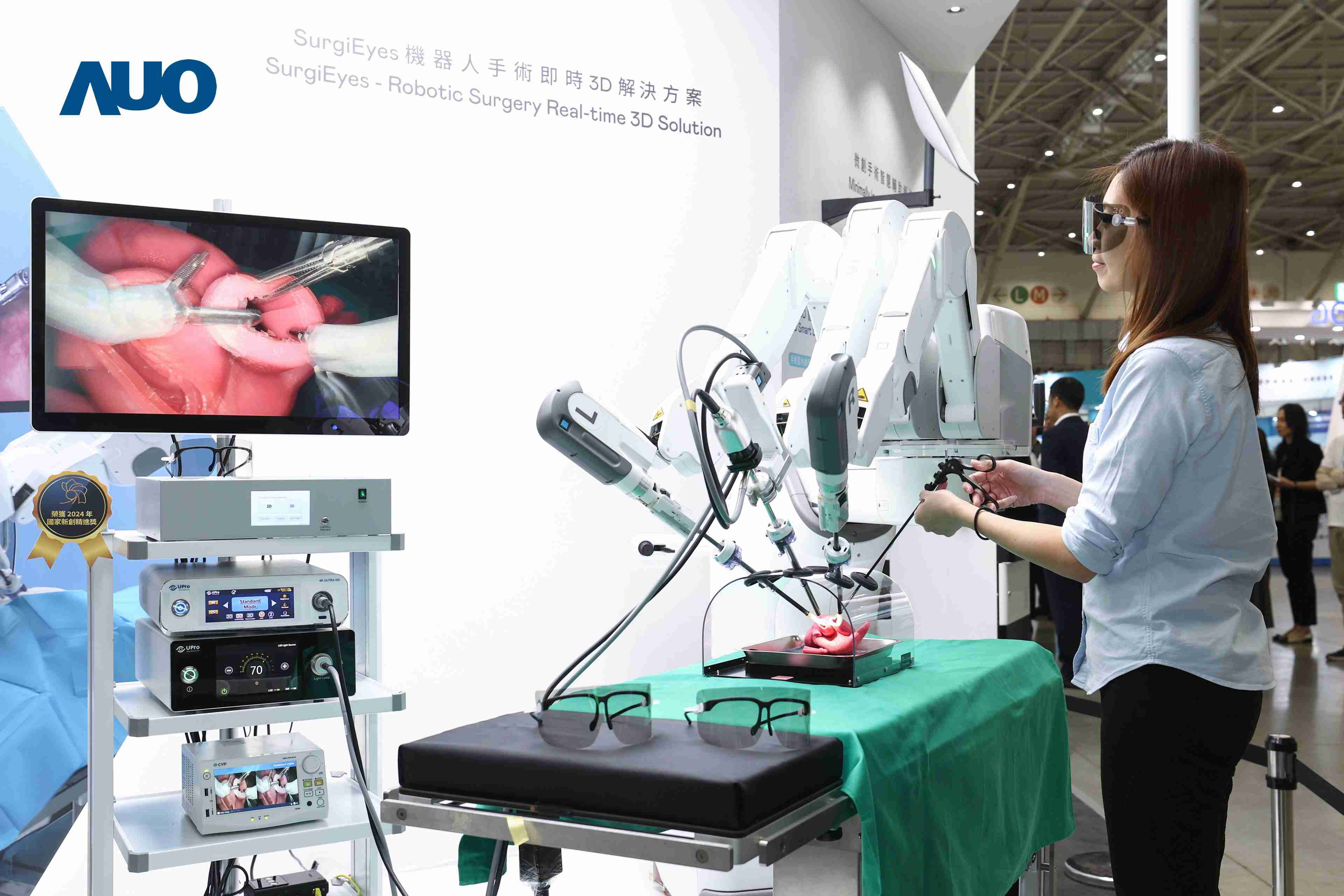 达擎以领先的3D显示技术推出〝SurgiEyes机器人手术实时3D解决方案〞，，整合先进3D图像处理与独家3D垂直宽视角、、、广色域的显示技术，，，，手术团队可实时同步主刀医师视角看到清晰3D影像，，，提升沟通效率与安全性。。