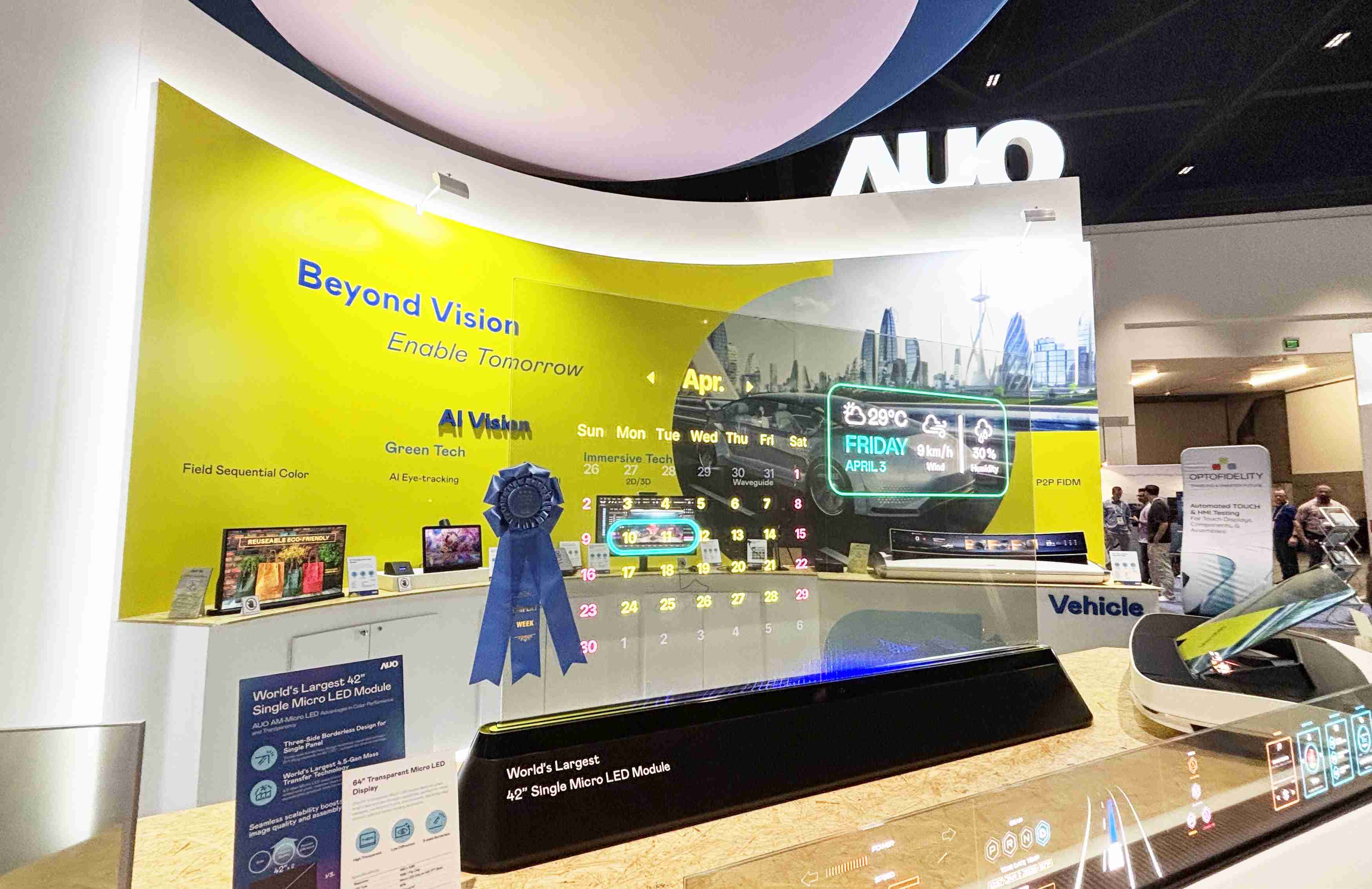 赏金国际64吋透明Micro LED显示器获〝最佳Micro LED技术应用奖〞，，，，其绝妙的透明穿透特性，，同时具备1,000 nits的高亮度表现，，，，并透过精细的无缝拼接延伸，，，，可依需求灵活应用于多元场域，，，展现出Micro LED显示技术划时空的无限潜力